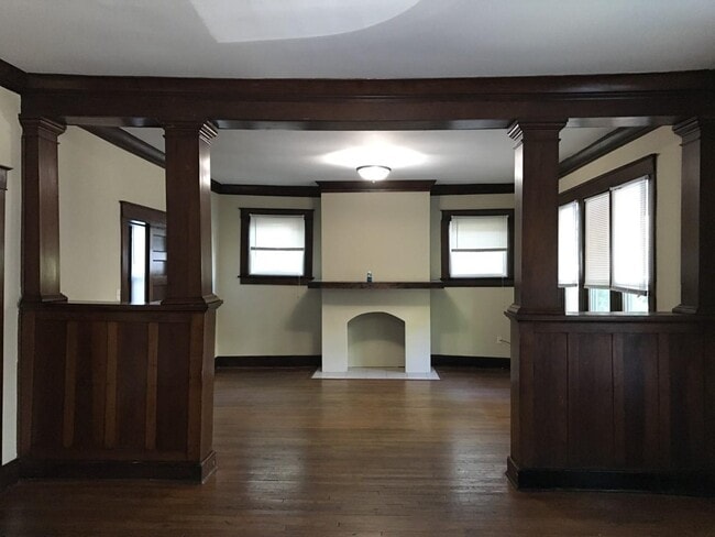 Building Photo - 125 N Evergreen St