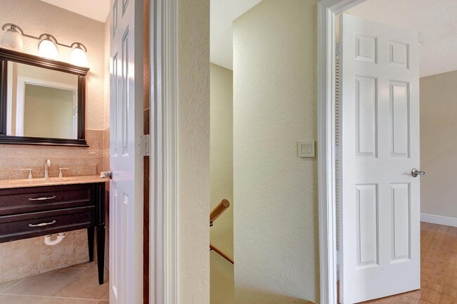 Building Photo - 4610 Pine Tree Dr