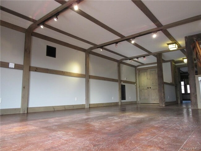 Building Photo - 63 River Rd