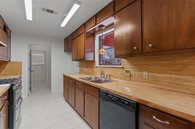 Building Photo - 209 E Rector St