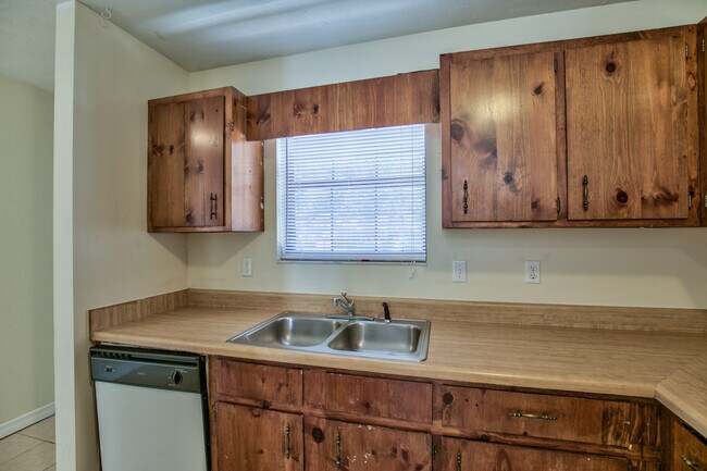 Building Photo - 2454 Wren Hollow Dr