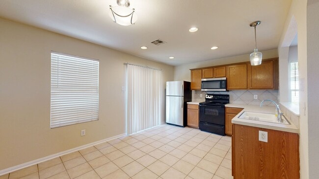 Building Photo - FREE DECEMBER RENT! PETS WELCOME!!!