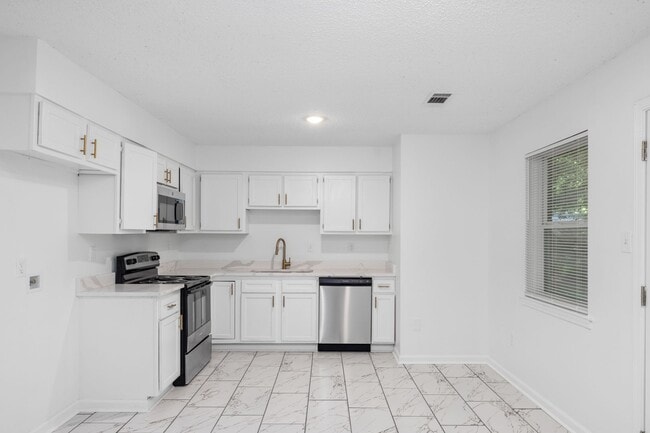 Building Photo - 3 bedroom, 2 bath recently updated in Horn...