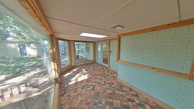 Building Photo - 709 NW Heinzwood Cir