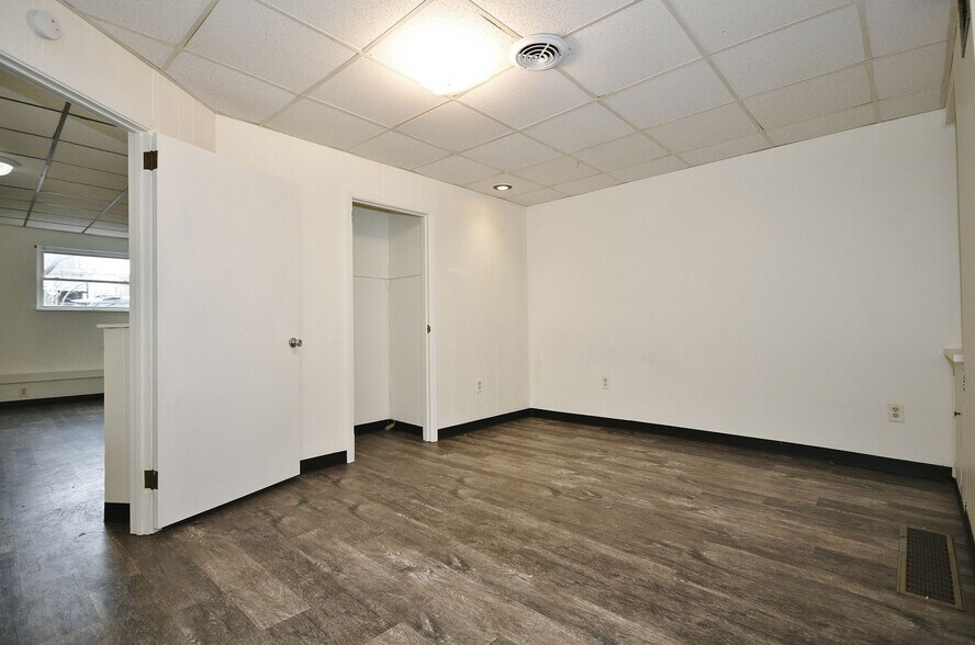 Building Photo - 2040 Brownsville Rd