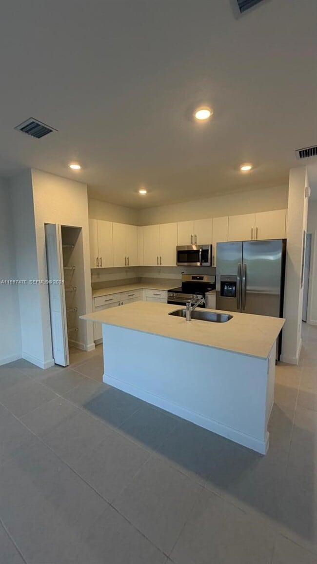 Building Photo - 1077 SE 2nd St