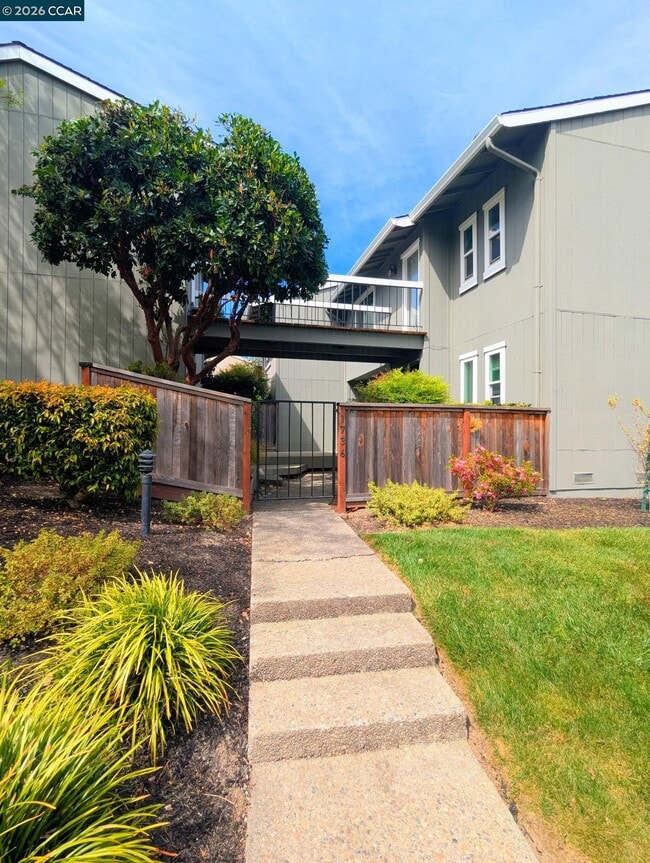 Building Photo - 1736 St Andrews Dr