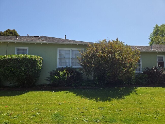 Building Photo - Spacious 4-bedroom family home features ga...