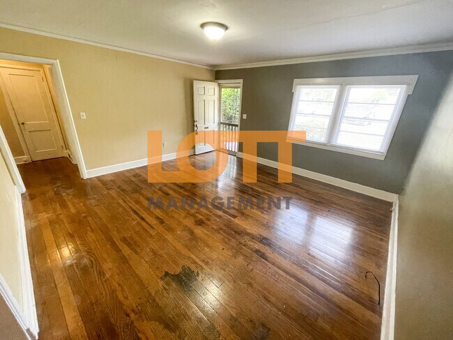 Building Photo - 600 University Rdg