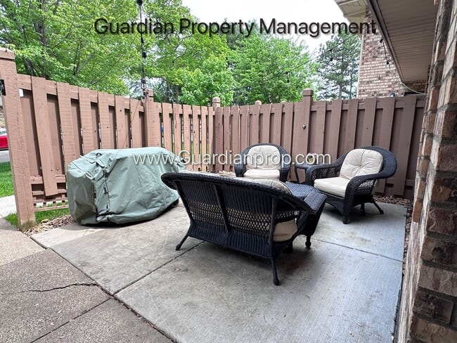Building Photo - St Louis Park 2 Bedroom Town Home, Dishwasher, 1 Car Garage, Central Air, W/D