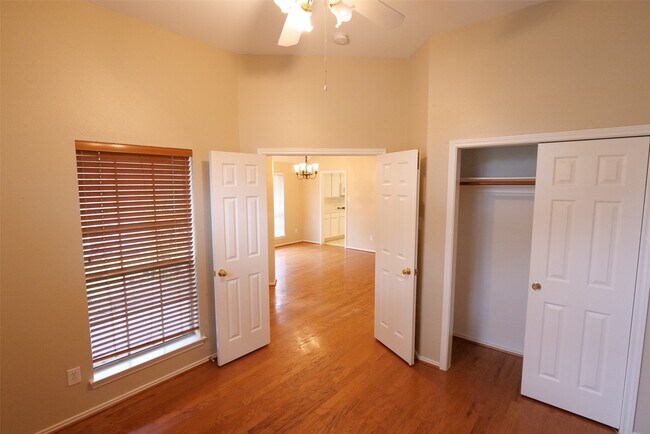 Building Photo - 15503 Clear Valley Dr