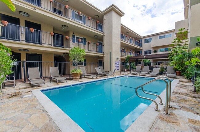 Building Photo - Stunning renovated apartment in the Heart ...