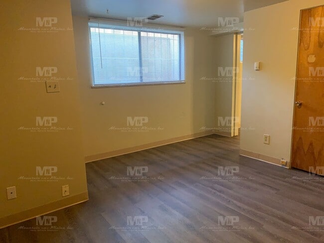 Building Photo - 638 1/2 S Meldrum St