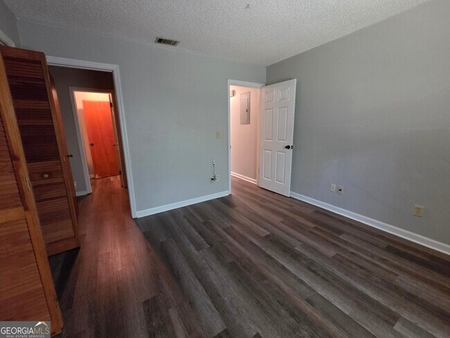 Building Photo - 425 Admiral's Walk Dr
