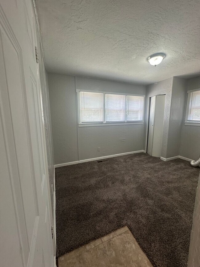Building Photo - 2 Bed, 1 Bath, 1 Car Garage