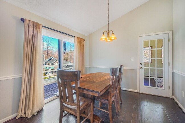 Building Photo - 306 Happy Creek Rd