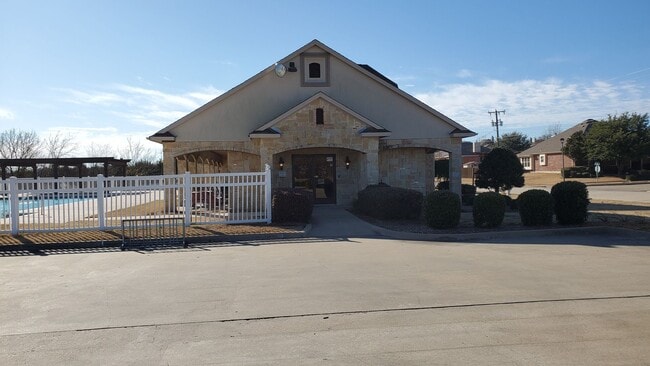 Building Photo - 1621 Colonial Dr