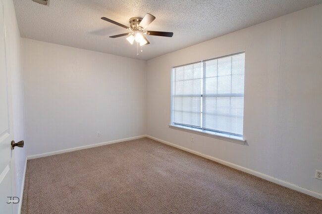 Building Photo - 2913 S Bandera Dr