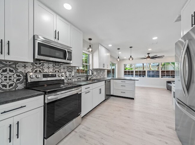 Building Photo - Completely Renovated 3/2 in Lake Conway Es...