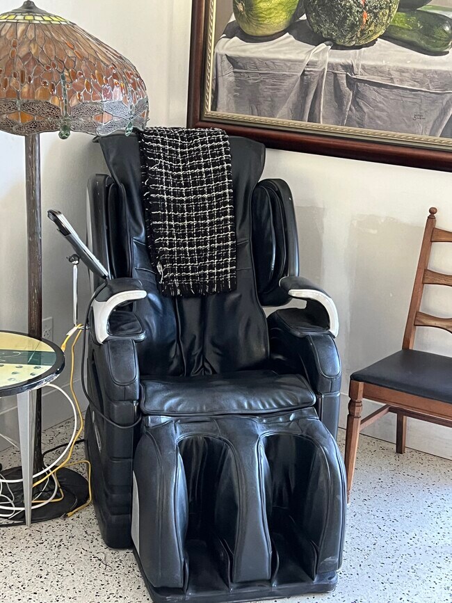 Building Photo - 425 NE 103rd St