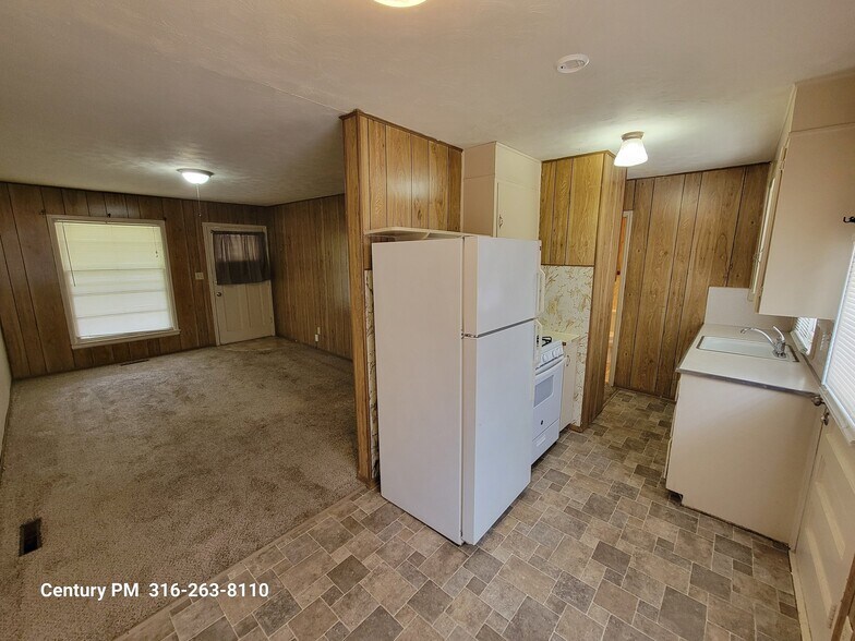 Building Photo - 1822 S Bonn Ave