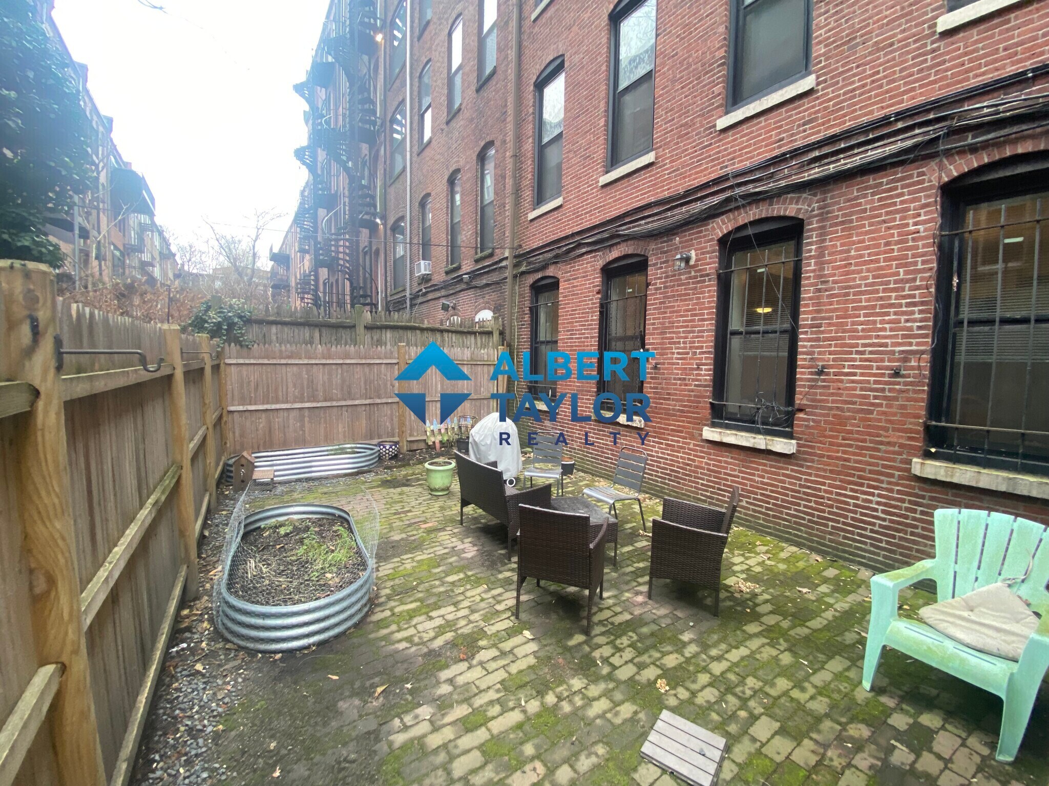 Building Photo - 24 Isabella St