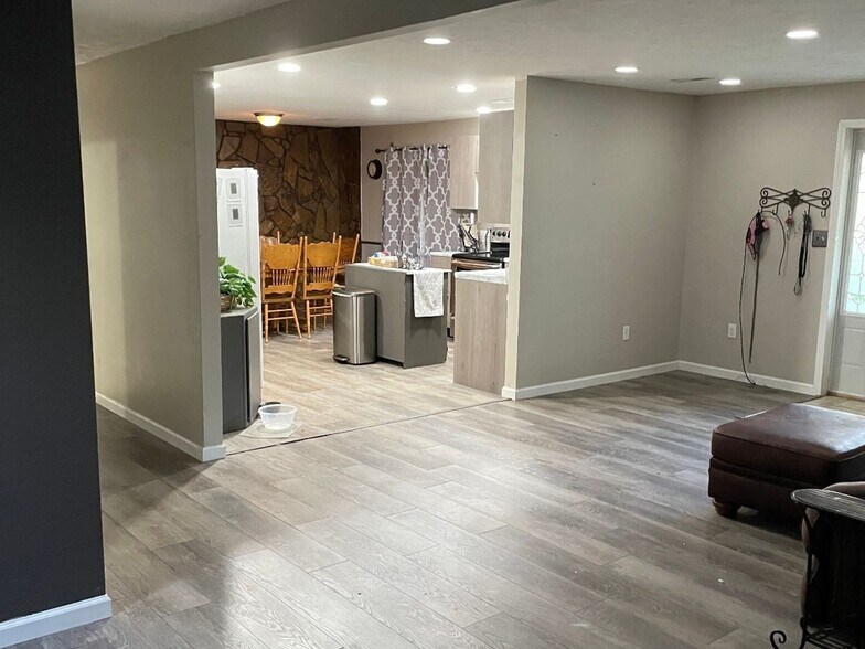 Building Photo - 320 Caraway Ln