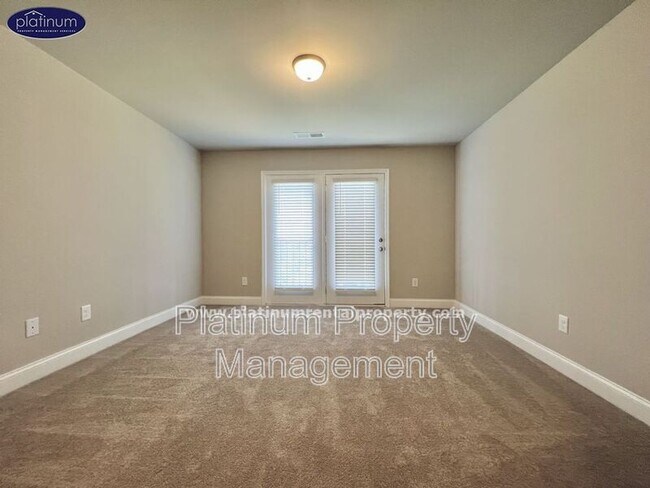 Building Photo - 2360 Manor Pointe Dr