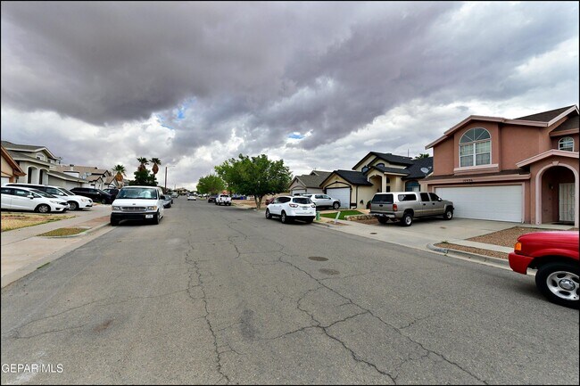 Building Photo - 10937 Northview Dr