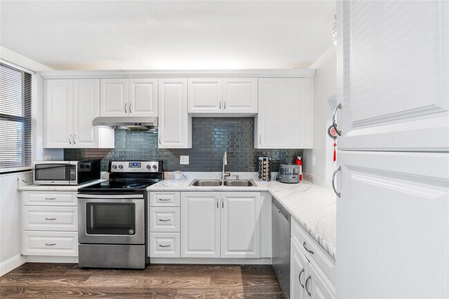 Building Photo - 8437 Forest Hills Dr
