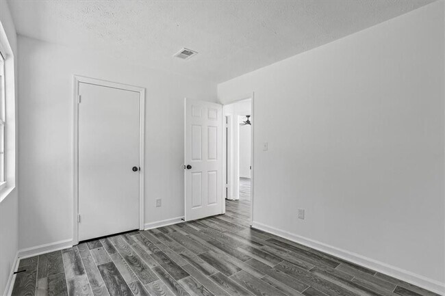 Building Photo - 5142 Huxley Rd