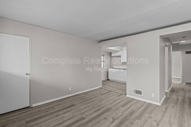 Building Photo - 10769 Spring Garden Dr