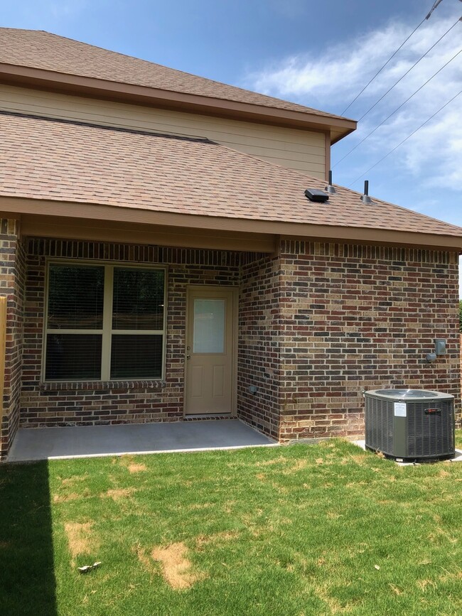 Building Photo - LUXURY 2 STORY DUPLEX LOCATED IN MIDLOTHIAN, TEXAS!