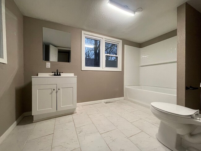 Building Photo - Recently Remodeled 3 bedroom 2 full bathro...