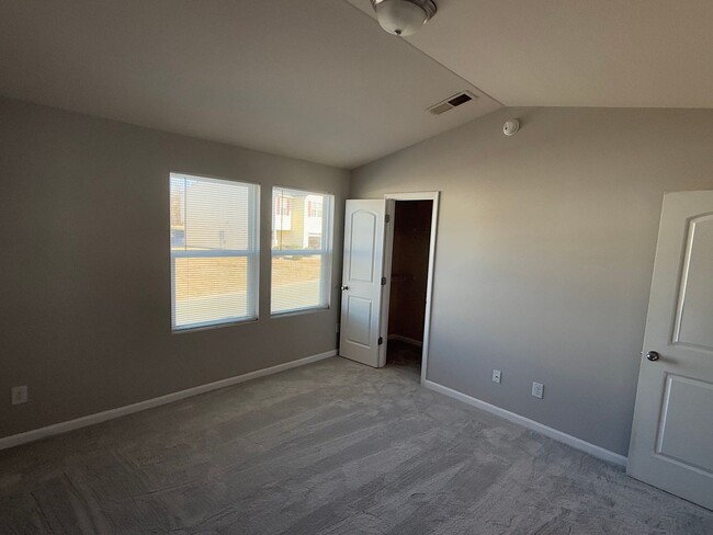 Building Photo - Gorgeous Two bedroom, 2.5 bath townhome in...