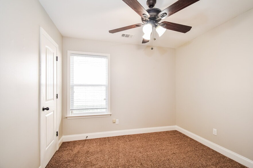 Building Photo - 3080 Magnolia Dr