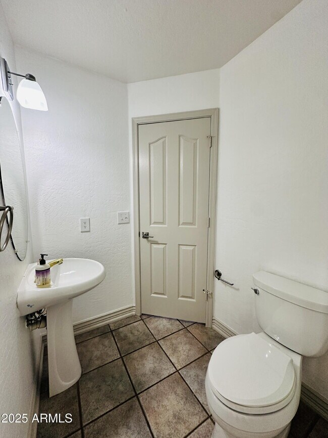 Building Photo - 2110 E Enrose Cir