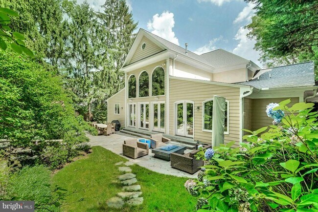 Building Photo - 6698 Glenbrook Rd