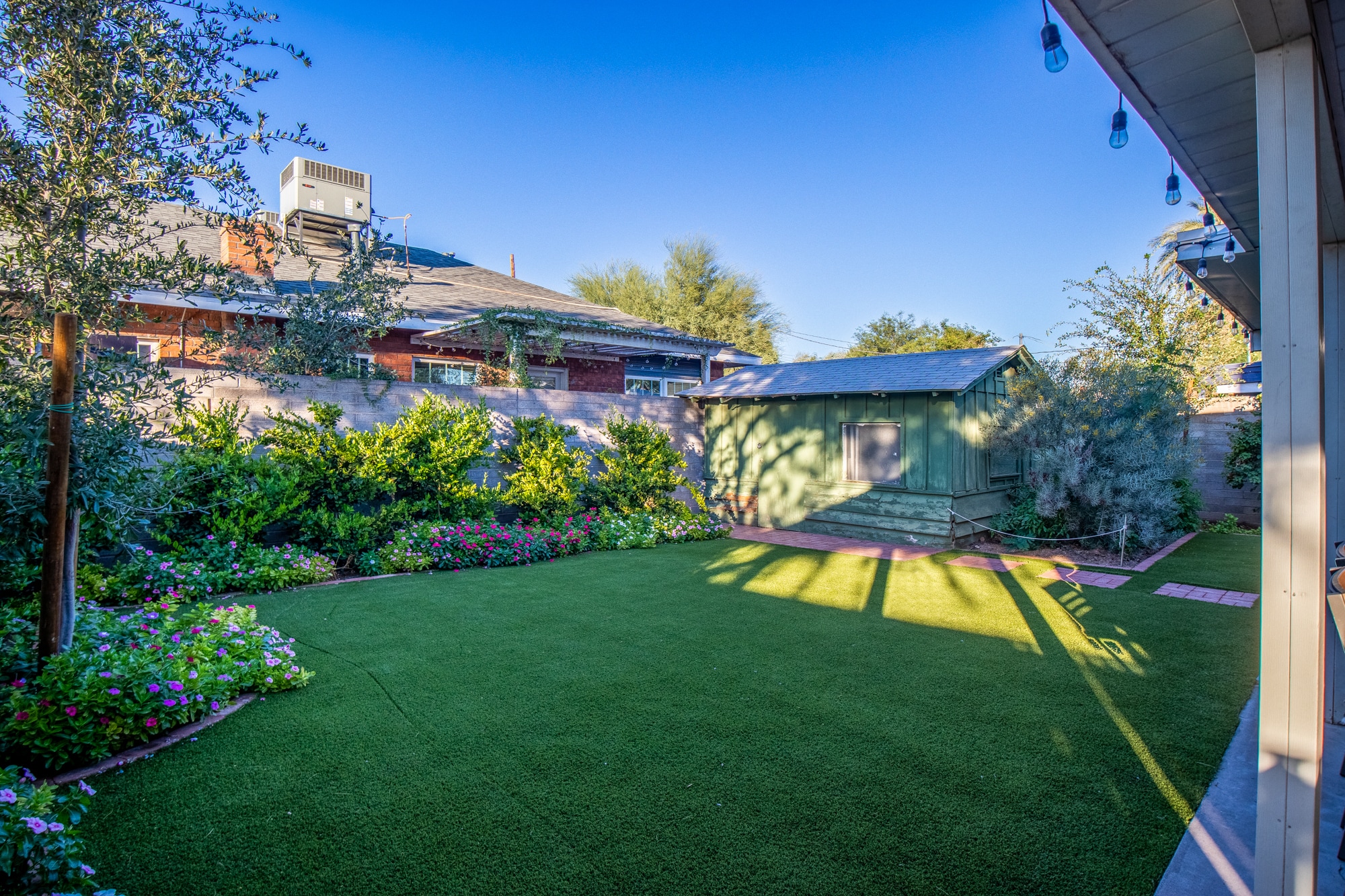 Building Photo - 1102 E Palm Lane