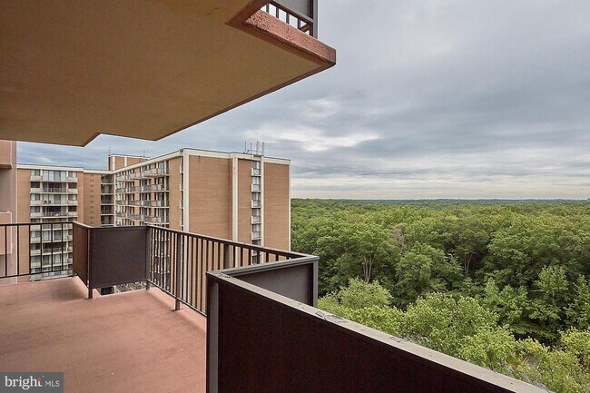 Building Photo - 6100 Westchester Park Dr