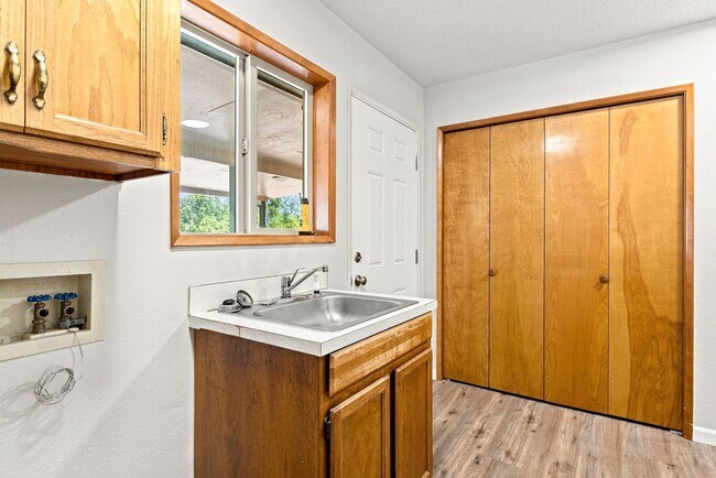 Building Photo - 39601 Santiam Bluffs Rd NE