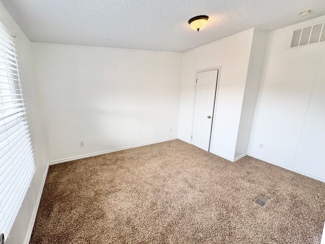 Building Photo - *AVAILABLE NOW* An absolute must see!  5 bedrooms, 3 baths in Burnet, TX.