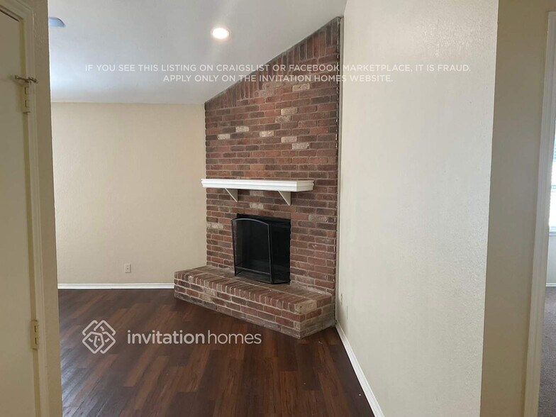 Building Photo - 1229 N Creek Dr