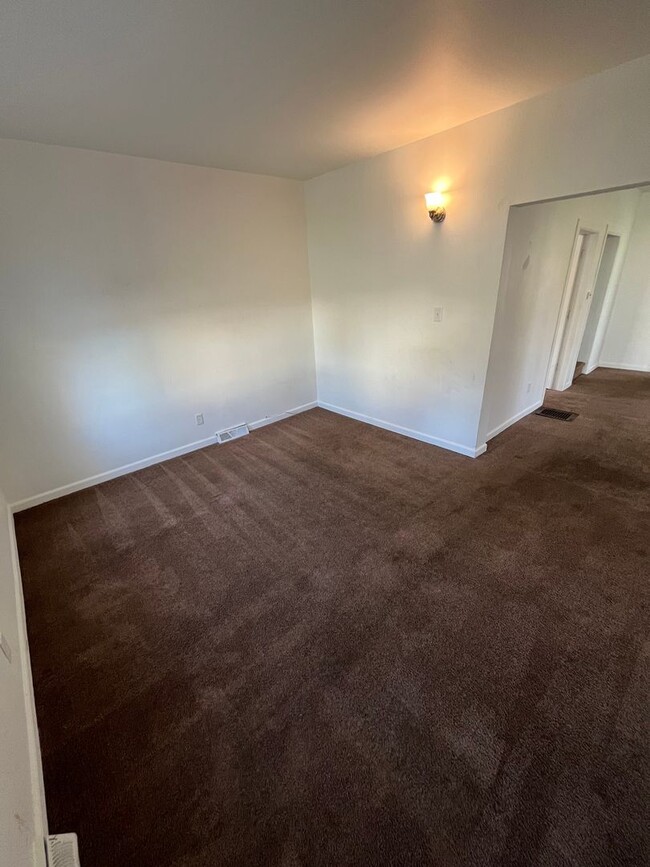 Building Photo - 4 Bedroom Home with a Large Yard