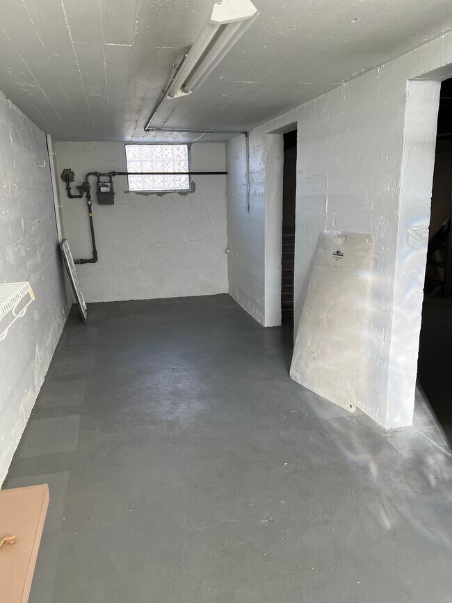 Building Photo - 4964 Oaklawn Dr