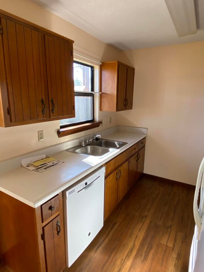 Building Photo - 413 Joellen Ln