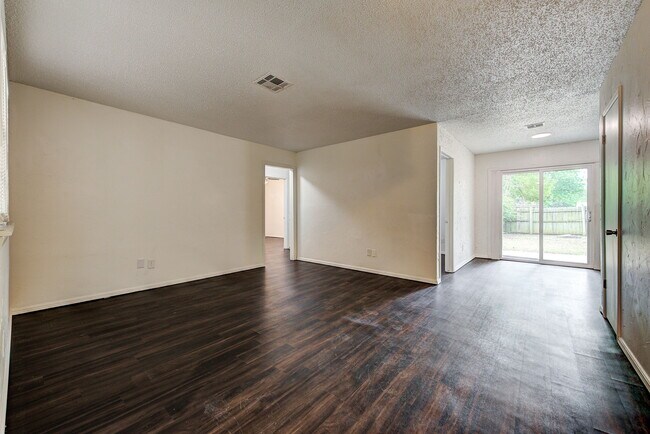 Building Photo - 1627 Surrey Dr