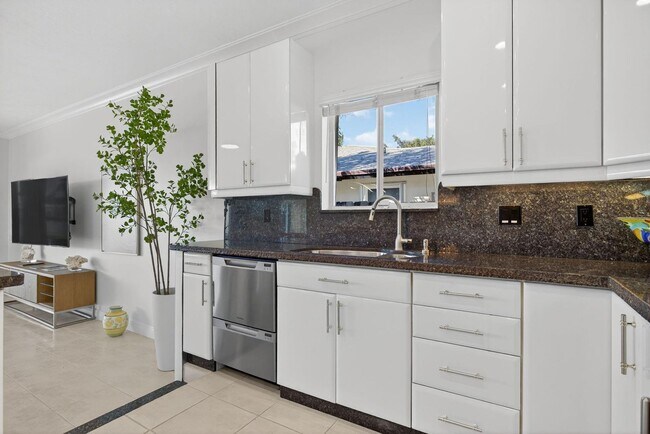 Building Photo - 513 S Riverside Dr