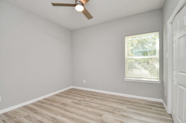 Building Photo - 5941 Southlea St