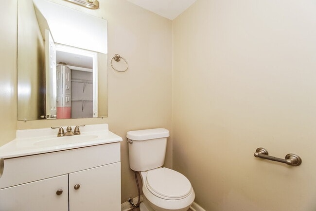 Building Photo - 421 Whispering Pines Dr